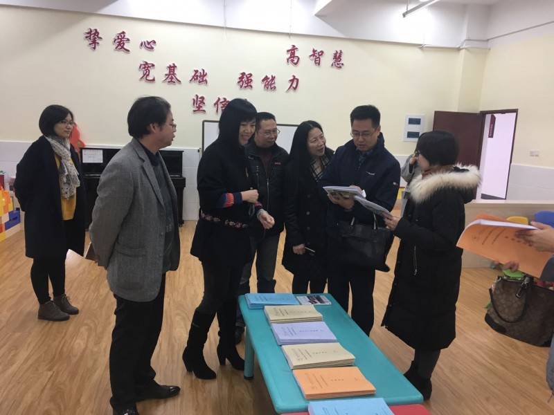 楊處長觀看男師范生教育教學成果展