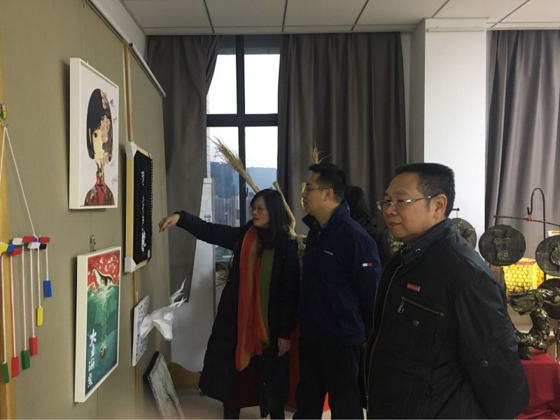 楊處長觀看畢業創作展