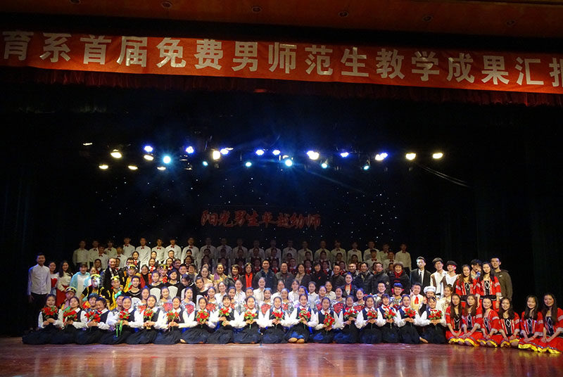 楊處長和校領導與演出學生合影