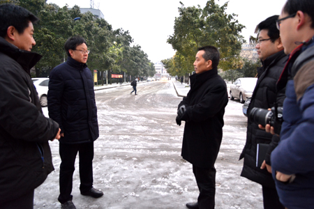 長江大學文理學院朱業宏書記來我院檢查冰雪天氣學生安全工作