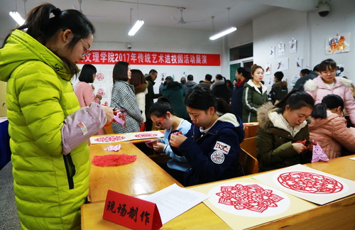 色彩絢麗、喜氣洋洋的活動現場