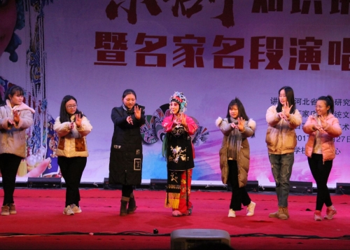 同學們跟周春霞老師現場互動學表演