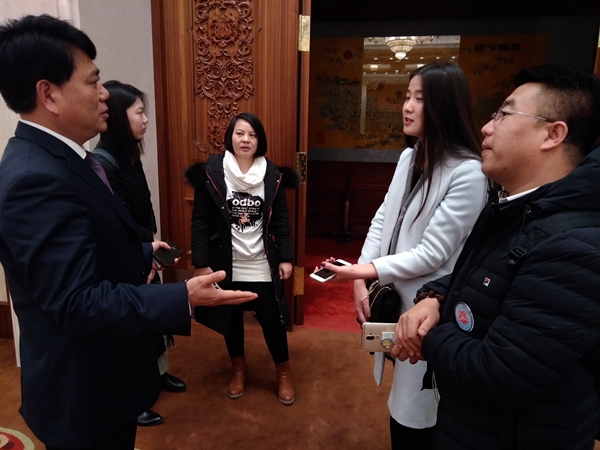新聞發布會現場，多家媒體記者采訪賀瑞虎書記