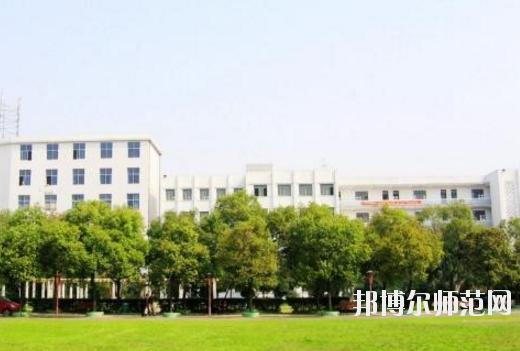 對(duì)于幼師學(xué)校的選擇，男生和女生是一樣的?，F(xiàn)在大部分學(xué)校的幼師專業(yè)在進(jìn)行招生的時(shí)候，其實(shí)男生和女生的招生計(jì)劃是統(tǒng)一的，學(xué)校對(duì)學(xué)生的性別并沒(méi)有要求。所以，小伙伴們選擇幼師學(xué)校的重點(diǎn)不應(yīng)該是這所學(xué)校適合男生還是適合女生，而是這所學(xué)校本身的辦學(xué)條件好不好，以及學(xué)校的優(yōu)勢(shì)以及劣勢(shì)有哪些等等。接下來(lái)，對(duì)南昌理工職業(yè)中等專業(yè)學(xué)校感興趣的小伙伴們可以一起來(lái)看一看這所學(xué)校的具體情況。  南昌理工職業(yè)中等專業(yè)學(xué)校辦學(xué)理念 學(xué)校以“辦學(xué)校，不開學(xué)店，造福炎黃子孫!”為宗旨，遵循黨的教育方針，倡導(dǎo)“誠(chéng)實(shí)、博愛(ài)、勤奮、自強(qiáng)”的校訓(xùn)，按照“理論夠用，注重實(shí)踐”的原則，為社會(huì)經(jīng)濟(jì)建設(shè)培養(yǎng)“一專多能”的應(yīng)用型人才。畢業(yè)生深受用人單位的歡迎。 例如推薦在“啟悅電子廠”工作的同學(xué)進(jìn)廠第九天，就對(duì)8086高壓擊穿儀進(jìn)行技術(shù)改造，降低了勞動(dòng)強(qiáng)度，提高了生產(chǎn)效率。該廠董事長(zhǎng)吳德和先生專程由臺(tái)北趕來(lái)我?？疾?，并當(dāng)即簽定了廠校合作協(xié)議。  接著我校又與深圳新飛通、深圳捷迪訊、上海偉創(chuàng)力、上海先進(jìn)半導(dǎo)體、上海華微、杭州矢崎、蘇州生益科技、上海攜程旅行網(wǎng)等20多家公司建立了合作伙伴關(guān)系。可以說(shuō)：“選擇理工，就業(yè)輕松!” 學(xué)校與南昌航空大學(xué)聯(lián)合辦學(xué)，是南昌航空大學(xué)繼續(xù)教育學(xué)院教學(xué)點(diǎn)，依托南昌航空大學(xué)的人才、圖書、先進(jìn)的教學(xué)設(shè)施，資源共享。學(xué)校有一支政治素質(zhì)高、教學(xué)和管理經(jīng)驗(yàn)豐富的專兼職師資隊(duì)伍，正副教授、高級(jí)教師近半，其中不少曾獲得“最佳授課教師”的稱號(hào)。  南昌理工職業(yè)中等專業(yè)學(xué)校教學(xué)設(shè)置 學(xué)校除精湛的理論教學(xué)外，還設(shè)有圖書閱覽室、計(jì)算機(jī)中心、語(yǔ)音室和電工、電子、機(jī)電、機(jī)械加工、數(shù)控、酒店管理等實(shí)驗(yàn)室能安排學(xué)生進(jìn)行多種實(shí)驗(yàn)，“邊講邊練，講練結(jié)合”，確保學(xué)生動(dòng)手能力的培養(yǎng)。 學(xué)校采取多層次、開放性辦學(xué)和封閉式管理。不僅注重教育質(zhì)量，更注重道德品質(zhì)和綜合素質(zhì)教育。教育管理嚴(yán)格，始終把學(xué)校的安全工作放在首位，在2005-2010職業(yè)高校年檢中，得到市教育局有關(guān)領(lǐng)導(dǎo)的表?yè)P(yáng)，連續(xù)被評(píng)為職業(yè)教育辦學(xué)先進(jìn)單位。  南昌理工職業(yè)中等專業(yè)學(xué)校報(bào)名手續(xù) 即日起可到校招生辦或當(dāng)?shù)匚倚Ｕ猩c(diǎn)報(bào)名，或來(lái)函來(lái)電報(bào)名、網(wǎng)上報(bào)名。  本地區(qū)的應(yīng)屆初中畢業(yè)生可在就讀中學(xué)填中考志愿報(bào)名。  報(bào)到時(shí)帶好戶口本，五張一寸免冠照片和初高中畢業(yè)證書。  小編總結(jié) 南昌理工職業(yè)中等專業(yè)學(xué)校是一所按照“理論夠用，注重實(shí)踐”的原則，為社會(huì)經(jīng)濟(jì)建設(shè)培養(yǎng)“一專多能”的應(yīng)用型人才的中專學(xué)校，學(xué)校開設(shè)有幼師類的專業(yè)，對(duì)幼師行業(yè)感興趣的初中畢業(yè)生可以多加關(guān)注這所學(xué)校。接下來(lái)小伙伴們可以去到學(xué)校官網(wǎng)對(duì)學(xué)校做進(jìn)一步的了解。當(dāng)然，在南昌還有開設(shè)有幼師類專業(yè)的其他學(xué)校，大家也可以看看其他的學(xué)校怎么樣，做一個(gè)比較，然后選擇出最適合自己的一所。